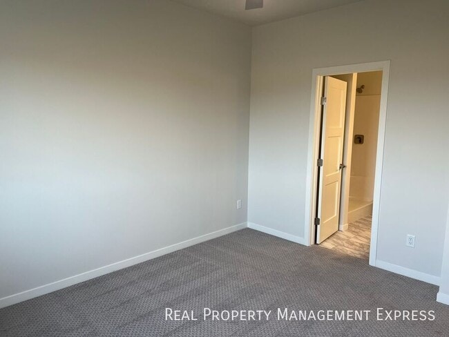 Building Photo - 5516 S Huntwood Ave
