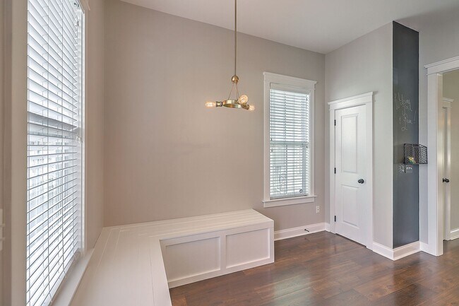 Building Photo - Charming White Gables Home!