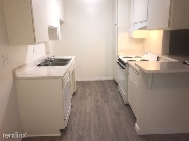 Interior Photo - 4424 Woodman Ave