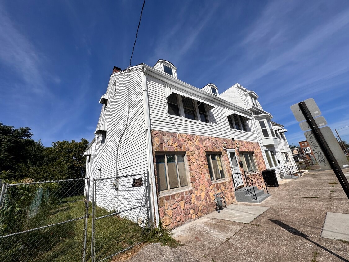 Primary Photo - 1716 N 6th St