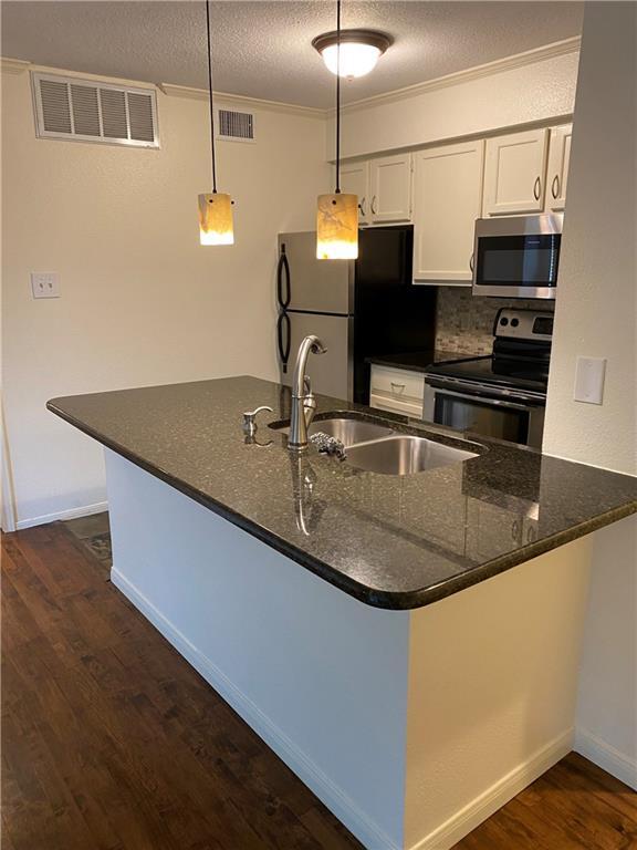 Building Photo - 8888 Tallwood Dr