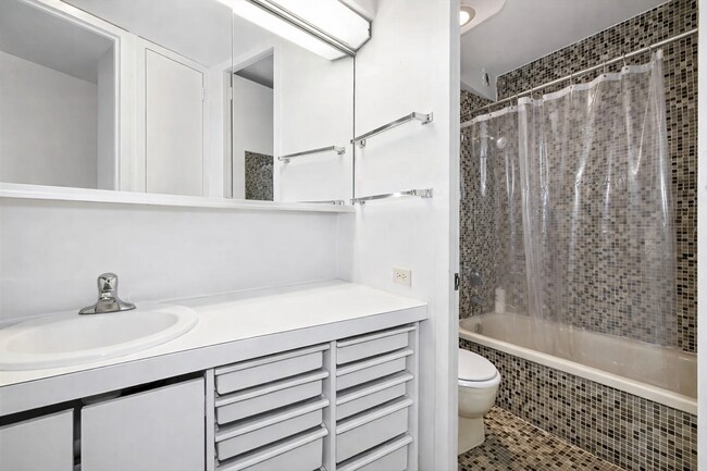 Building Photo - 300 N State St