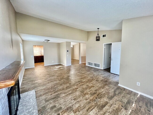 Building Photo - Nice Single Story Home