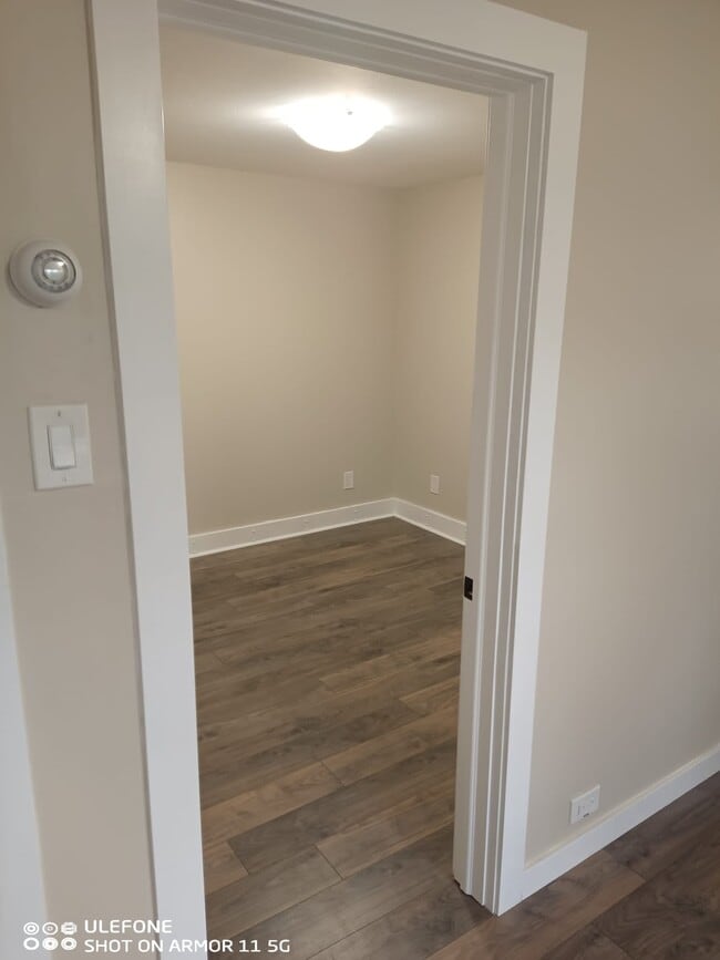 Building Photo - 2 Bed / 1 Bath Detached Home – $1,799 + Ut...