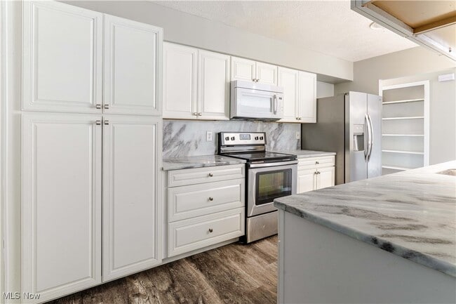 Building Photo - 27 Landings Way