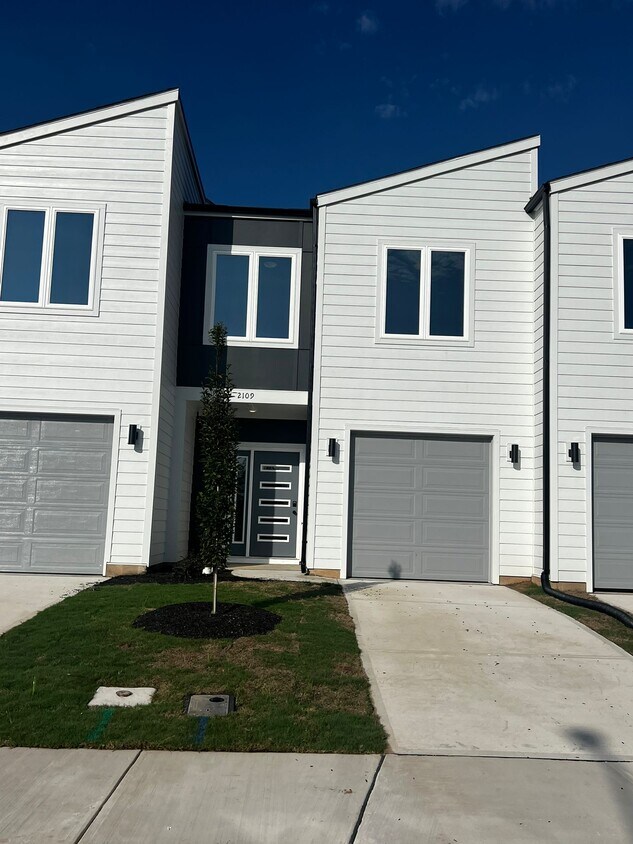 Foto principal - 2109 Titanium Rock Rd