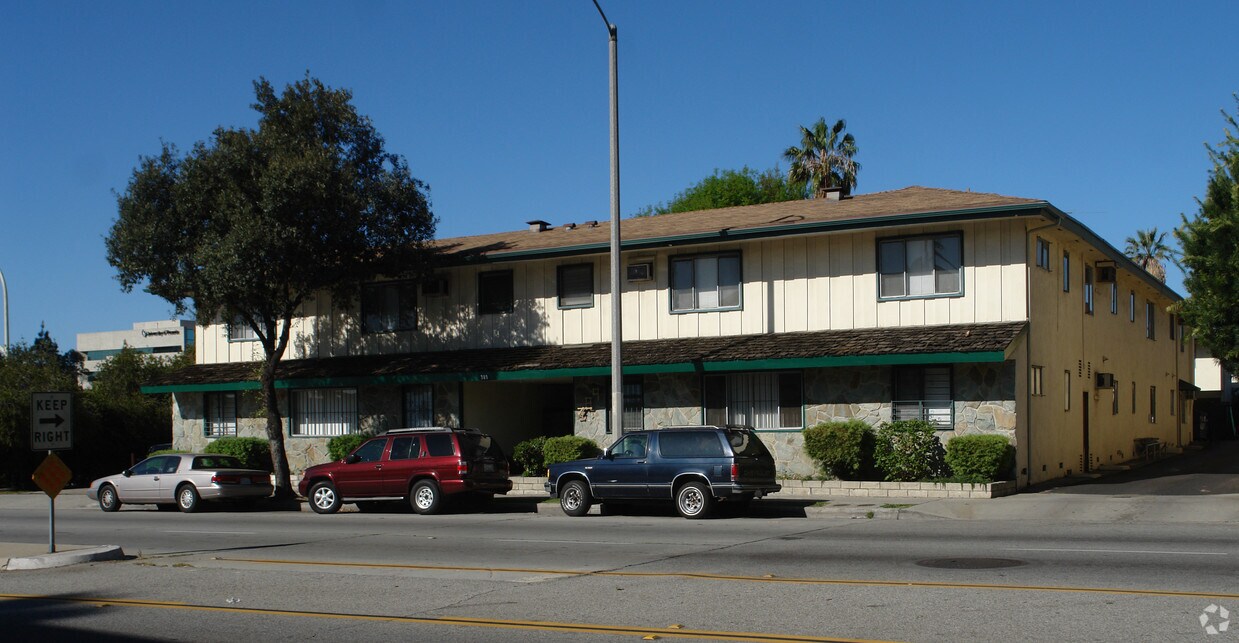 Building Photo - 389 N Los Robles