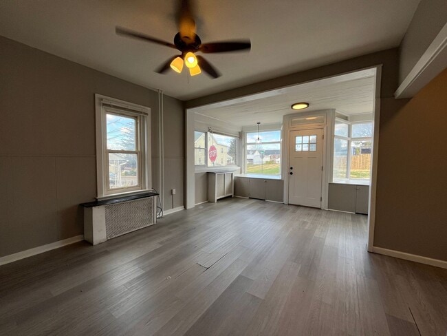 Foto del edificio - Beautifully remodeled single-family residence offers approximately 1,330 square feet of living sp...