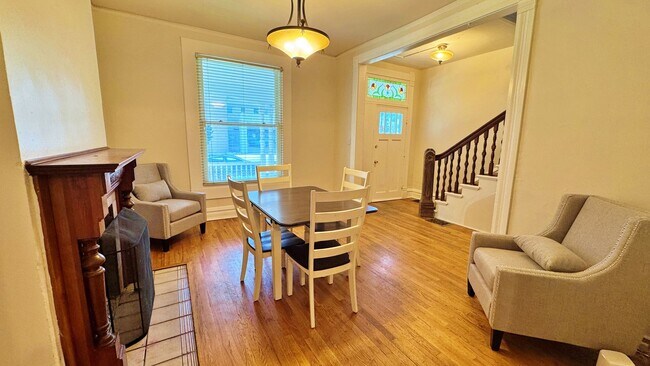 Building Photo - Historic Downtown 4 Bed 1.5 Bath Across fr...