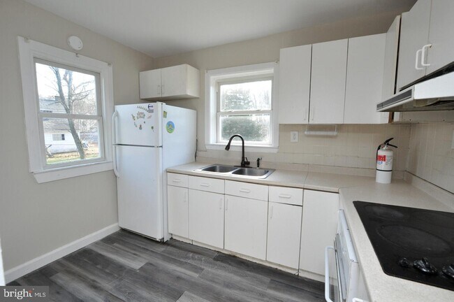 Building Photo - 526 Lakehurst Rd