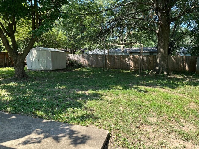 Foto del edificio - 1111 Carl Ave