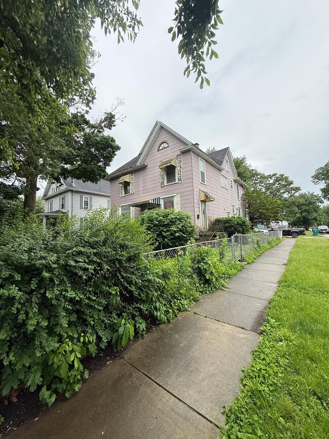 Building Photo - 1595 N Church St