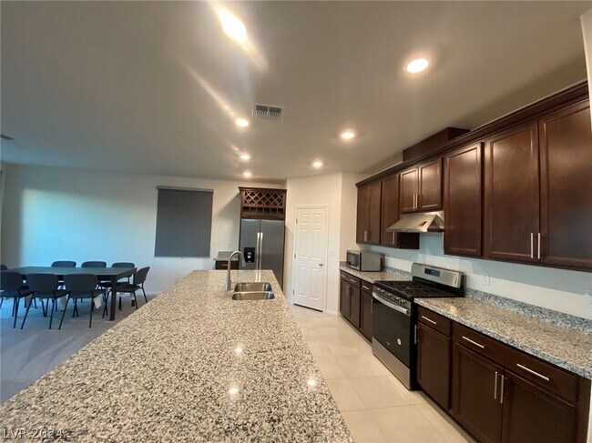 Foto del edificio - 7022 Bard Ave