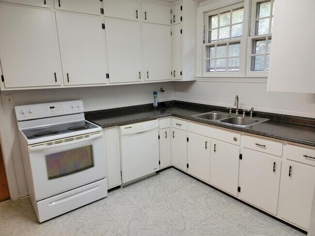 Building Photo - Wonderful Home In Fantastic Location!