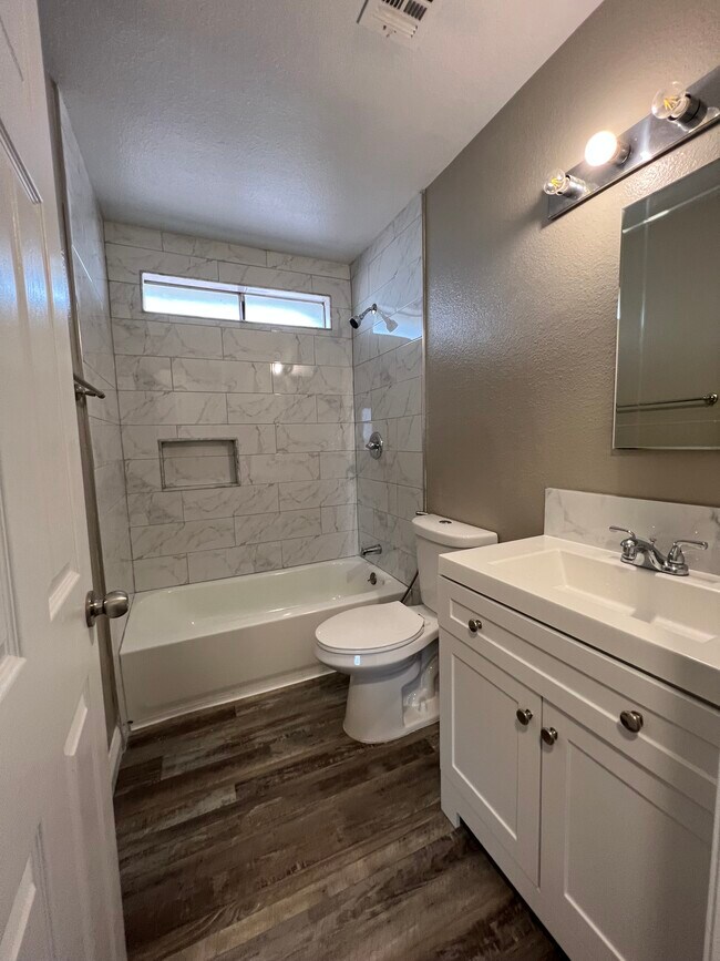 Foto del edificio - 900 Meyers Ct