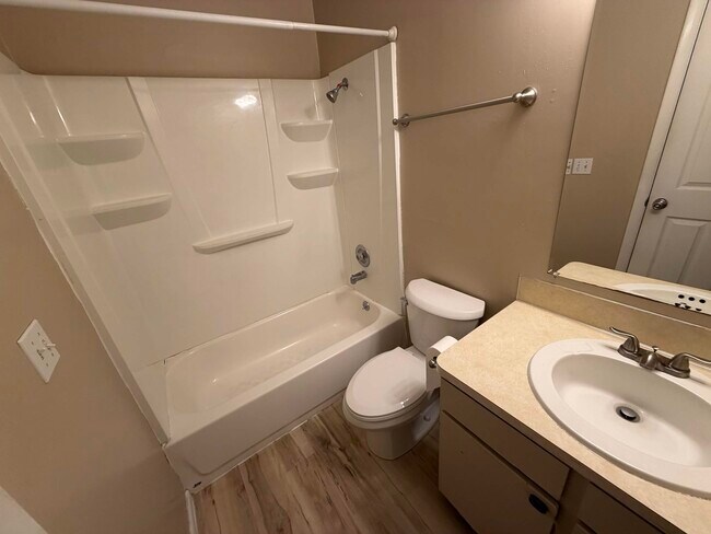 Foto del edificio - 460 E Elm St