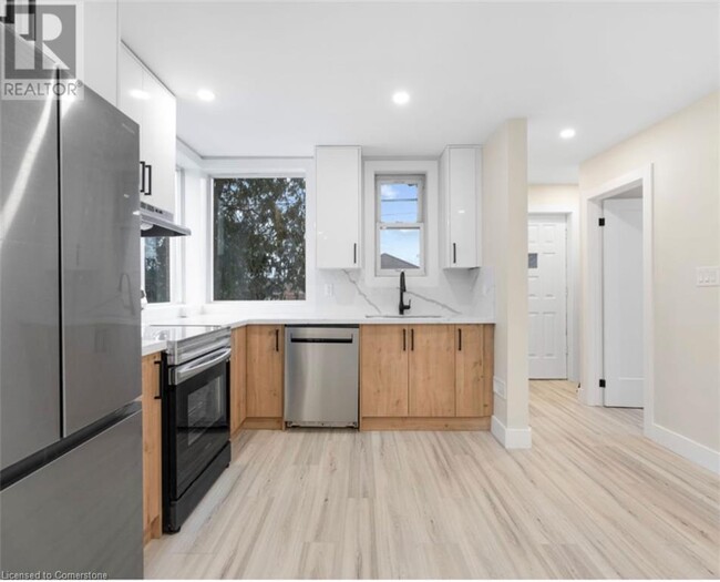 Building Photo - 264 Thayer Ave
