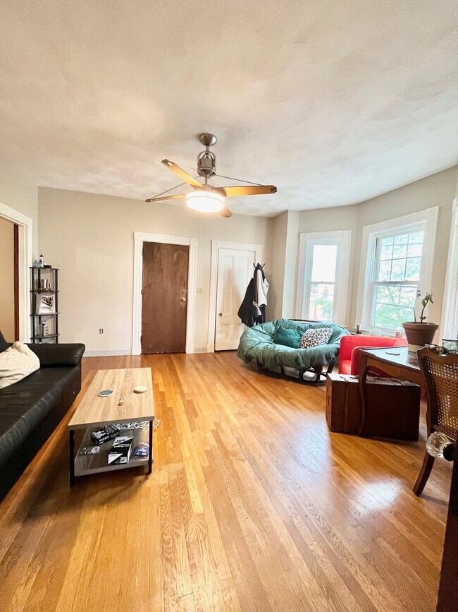 Building Photo - 48 Kent St