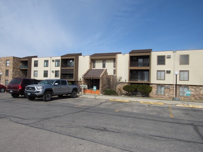Building Photo - 1 Bedroom Condo Overlooking the Green Belt