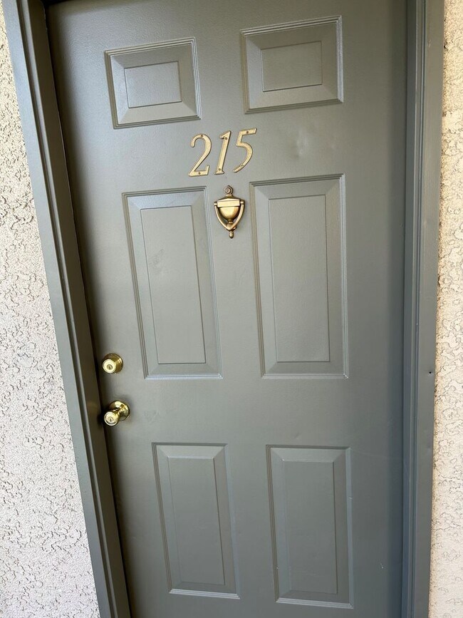Interior Photo - 6810 Foothill Blvd Tujunga
