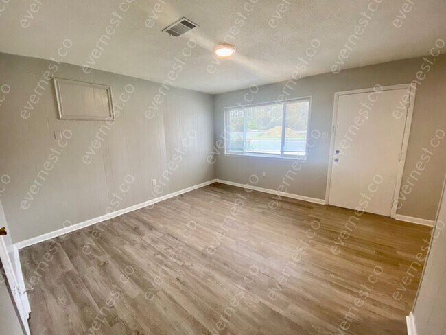 Building Photo - 2103 Tyler St