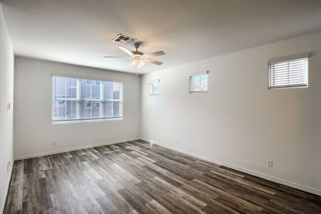 Building Photo - 612 W Flintlock Way