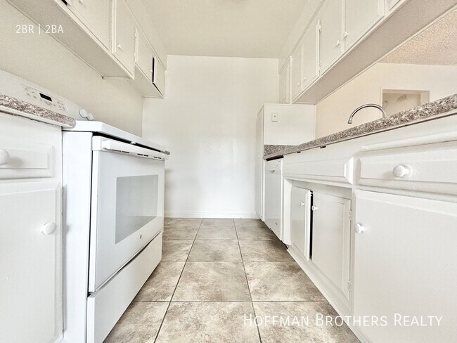 Building Photo - 10535 Lindley Ave