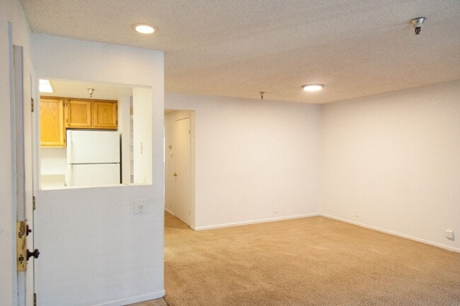 Building Photo - Great location, 2 Bedroom Condo