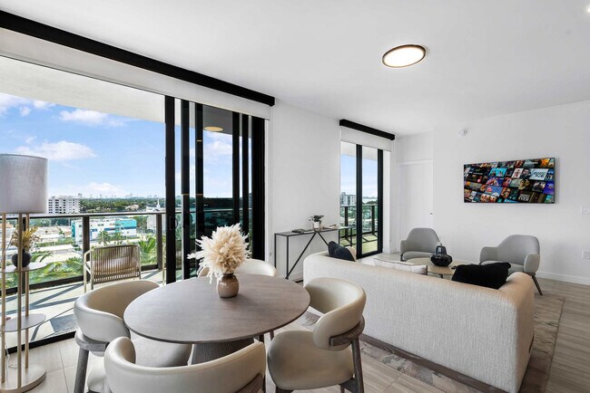 Foto del edificio - 7144 Byron Ave