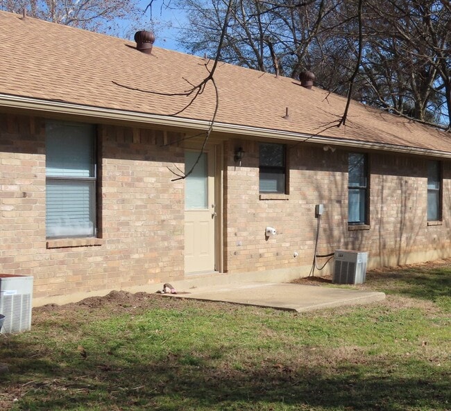Building Photo - Whitehouse ISD- 2 Bedroom 1 Bath Triplex