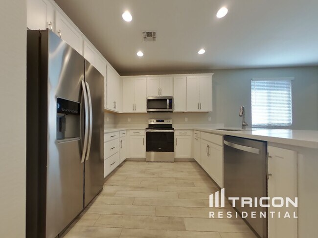 Building Photo - 10841 W Marshall Ave Phoenix AZ