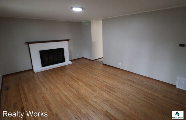 Building Photo - 3 br, 2 bath House - 8011 Maplewood Dr