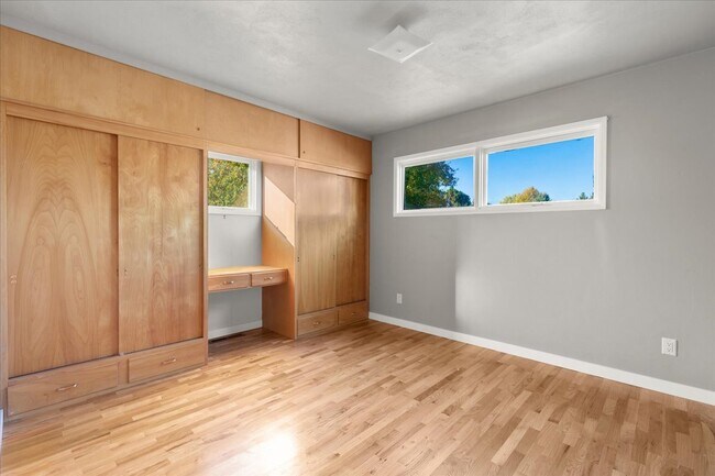 Building Photo - 330 Glee Pl