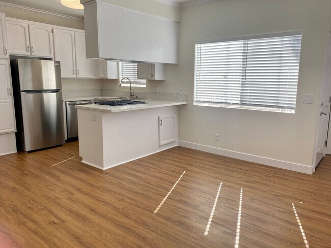Foto del edificio - Upstairs 2BD Apartment Home! Great PB Location! Garage! AC!
