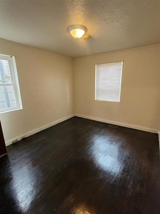 Building Photo - Spacious one bedroom detached apartment