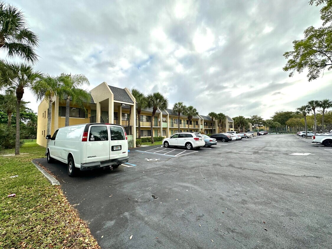 1426 Meadows Cir, Boynton Beach, FL 33436 Room for Rent in Boynton