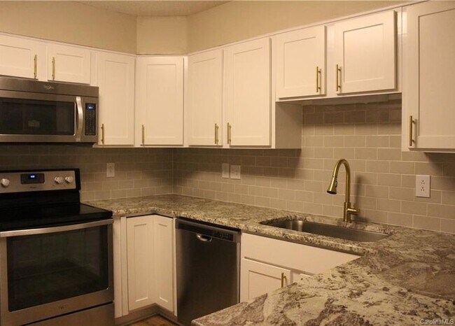 Foto del edificio - 8017 Greenside Ct