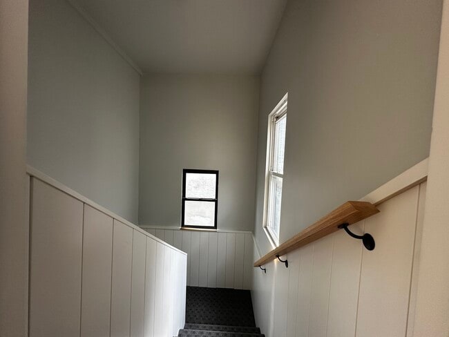 Building Photo - 869 N Hermitage Ave