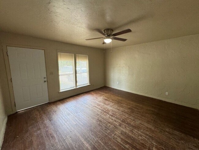 Foto del edificio - 2 bed 1 bath in OKC! New paint and ready f...