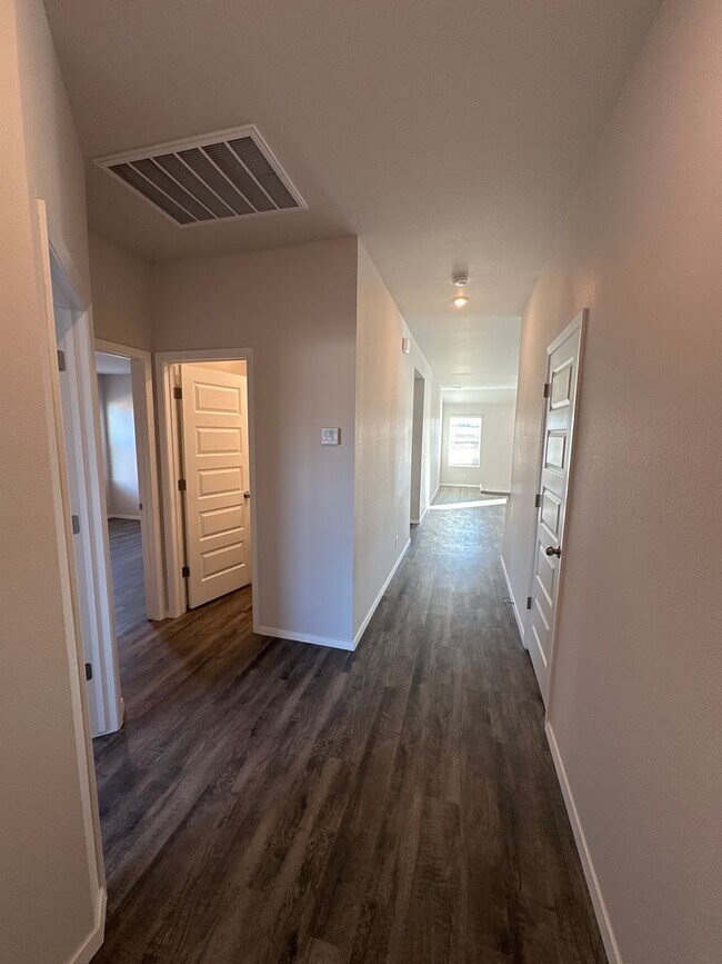 Foto del edificio - *St Patrick's Day Deal!* BRAND NEW Three B...