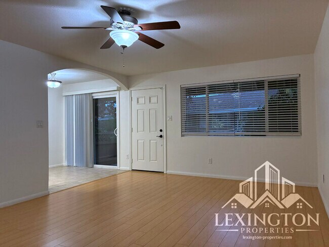 Foto del edificio - Stunning, 2BD/1BA, Condo in the Villaggio Community off Madison Ave. and Auburn Blvd.!