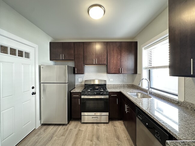 Building Photo - 722 W Brompton Ave