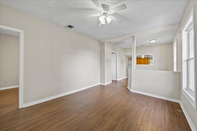 Building Photo - Beautiful 3/2 on Large Lot!