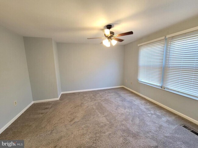 Foto del edificio - 5584 Talbot Ct