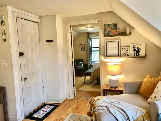 Living room facing Bed 1 - 3436 N Hoyne Ave