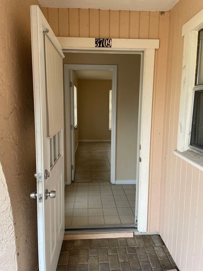 Foto del edificio - Charming 2-Bedroom, 2-Bathroom Duplex for Rent!