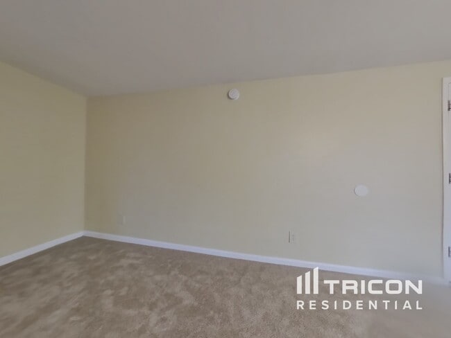 Building Photo - 1507 W El Monte Pl