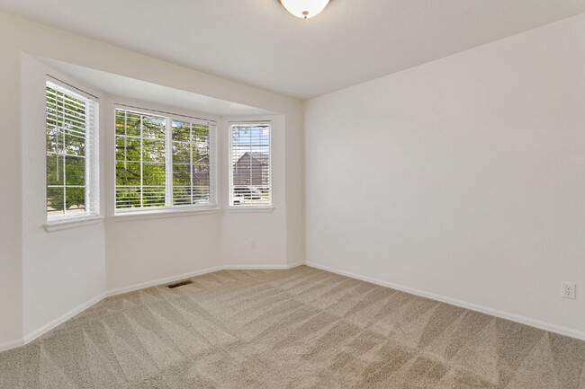 Building Photo - 4-Bedroom Home with Main-Level Suite, Gran...