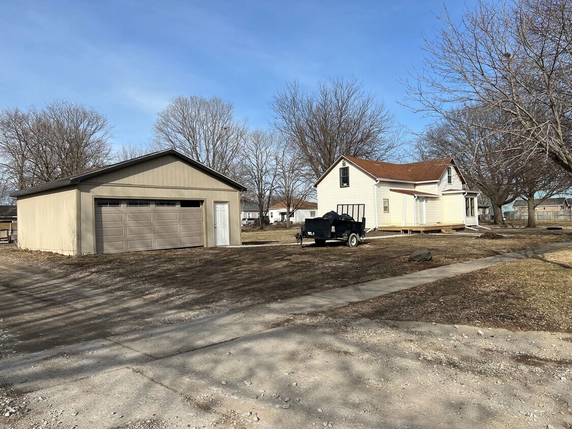 Building Photo - AVAILABLE NOVEMBER 1st! 3 Bedroom House On...
