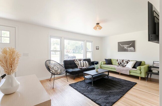 Foto del edificio - Fully Furnished 4 Bed 2 Full Bath Home Ful...